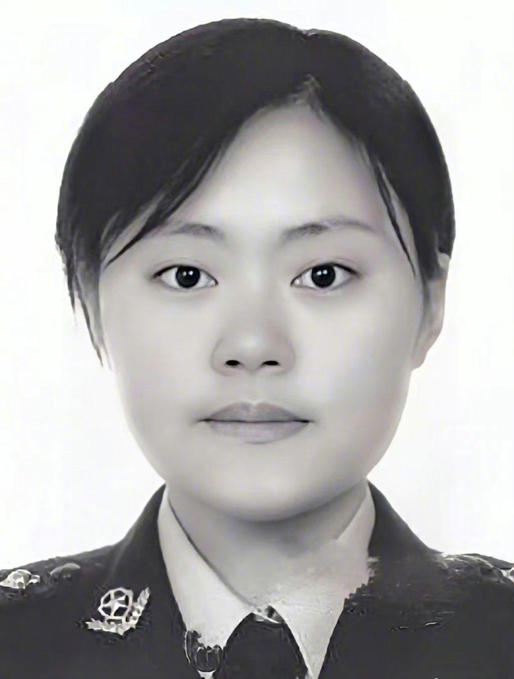 女警王雪，在抓捕盗车贼中与歹徒殊死搏斗中，身中十三刀，送往医院抢救无效不幸牺牲，