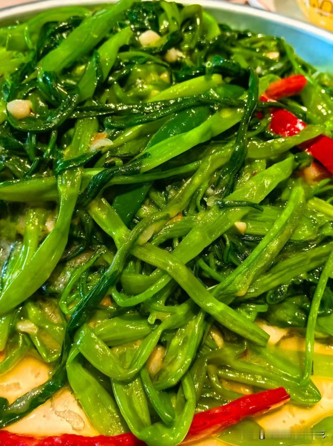 我发现我还真是个不懂生活的人。做什么事情都图方便，特别怕麻烦。煮个青菜，直接用开