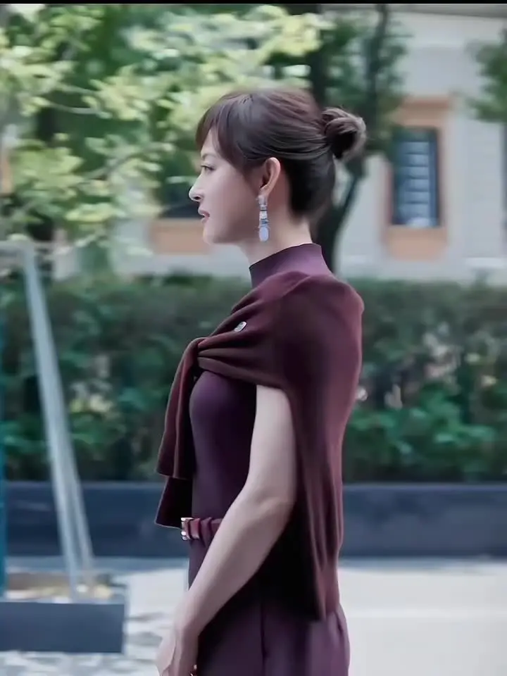“这才是一个女人该有的样子，车会开，饭会做，挣点小钱，如愿的去买喜欢的...