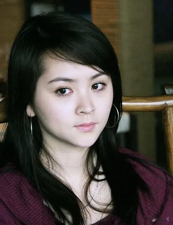 邓莎这么多年，我感觉她一点都没有变，因为她还是那么的可爱俏皮古灵精怪。

所以有