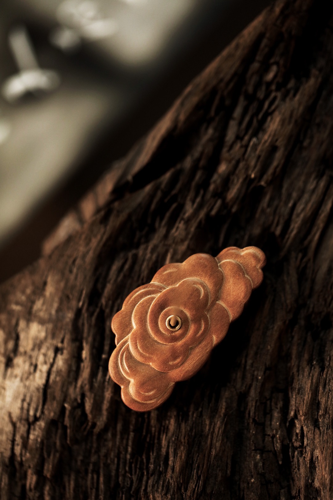 老山檀香 | 祥云·香插取材淳化老料，雕刻细致，以祥云为形，案头燃香，云烟袅袅，