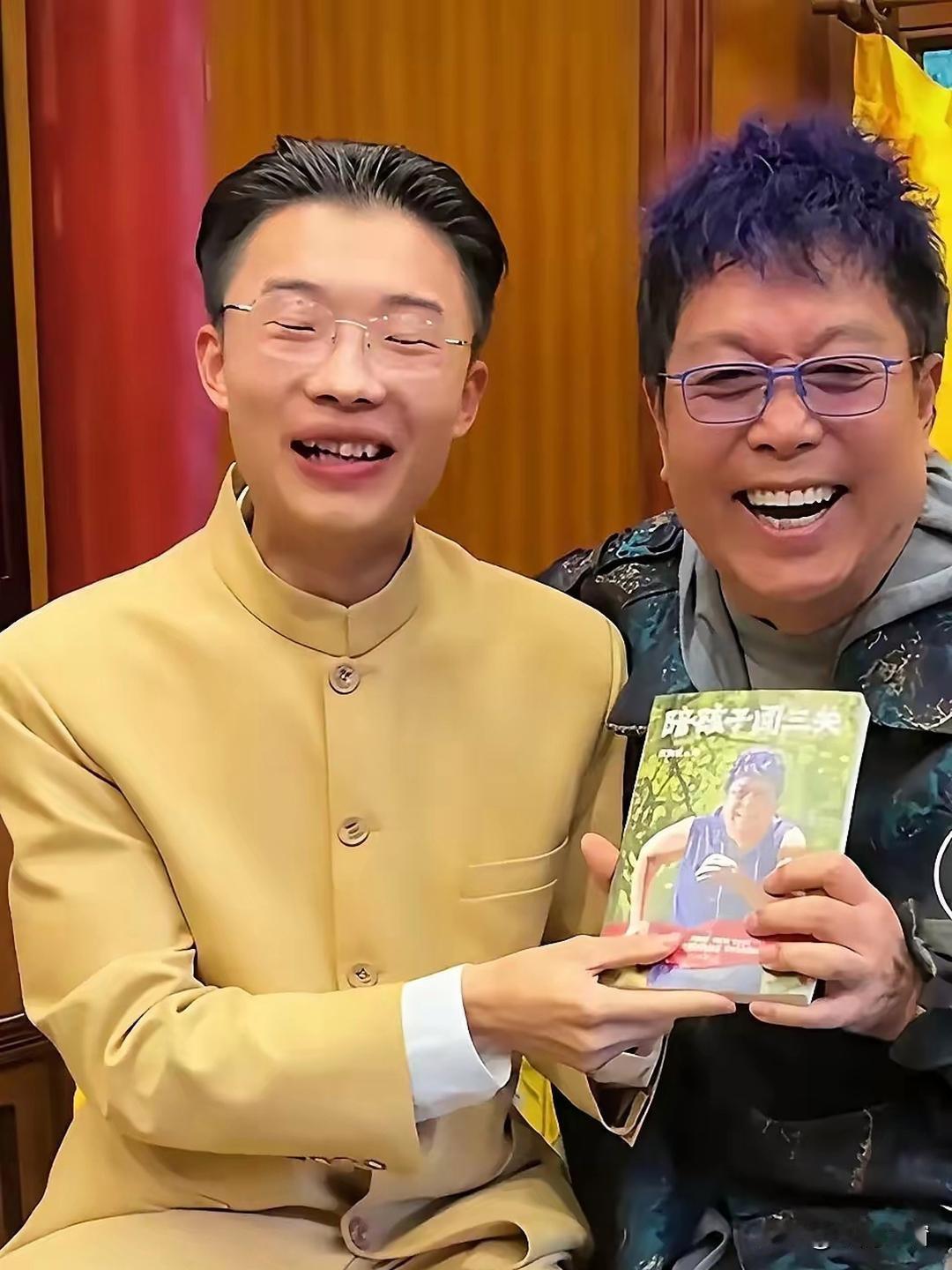 这世界简直疯魔了！街溜子能包装成励志偶像，五音不全的敢称歌唱家，现在连靠翻唱走红