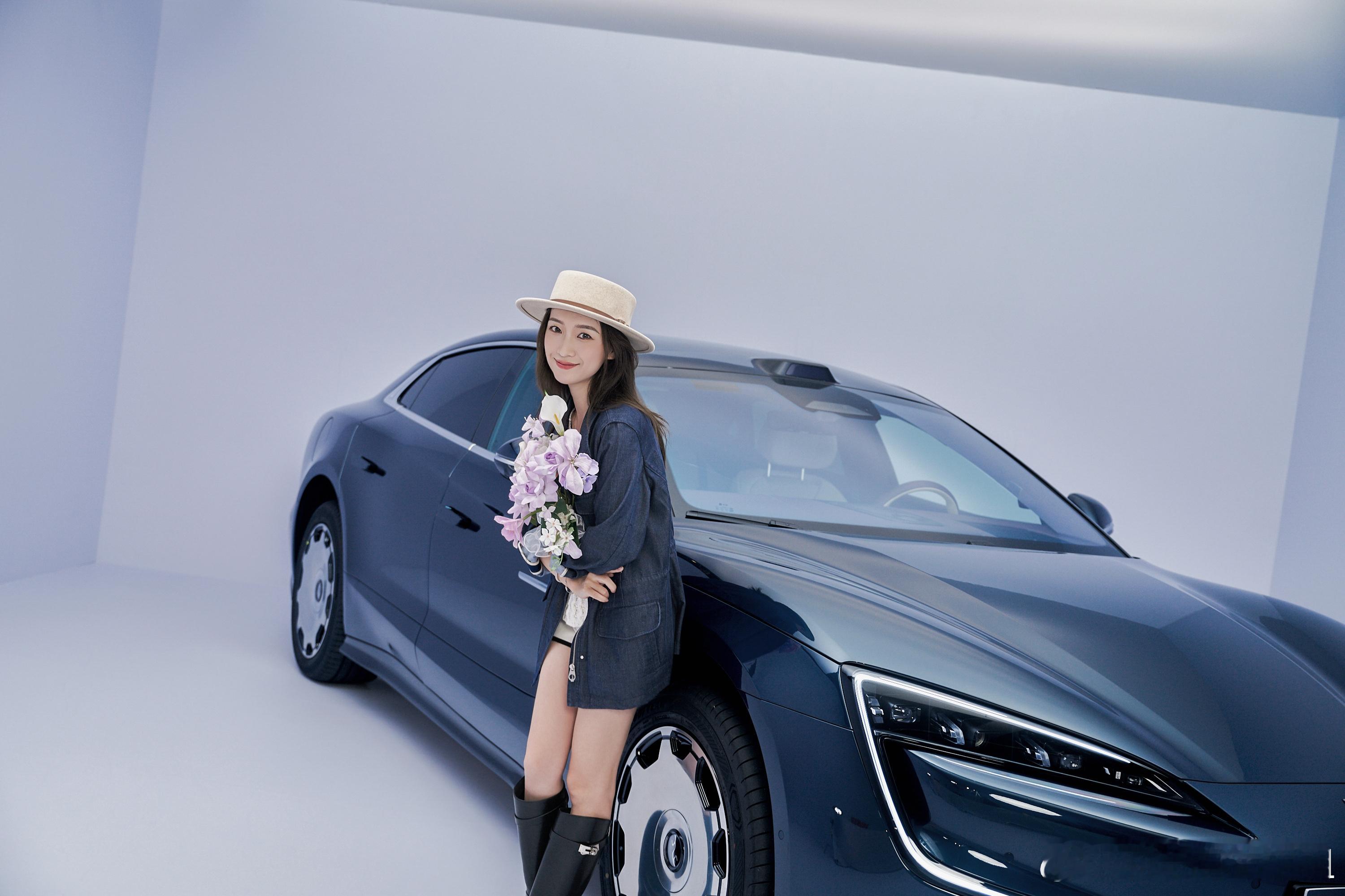 你穿了星河蓝外衣，好巧我也是