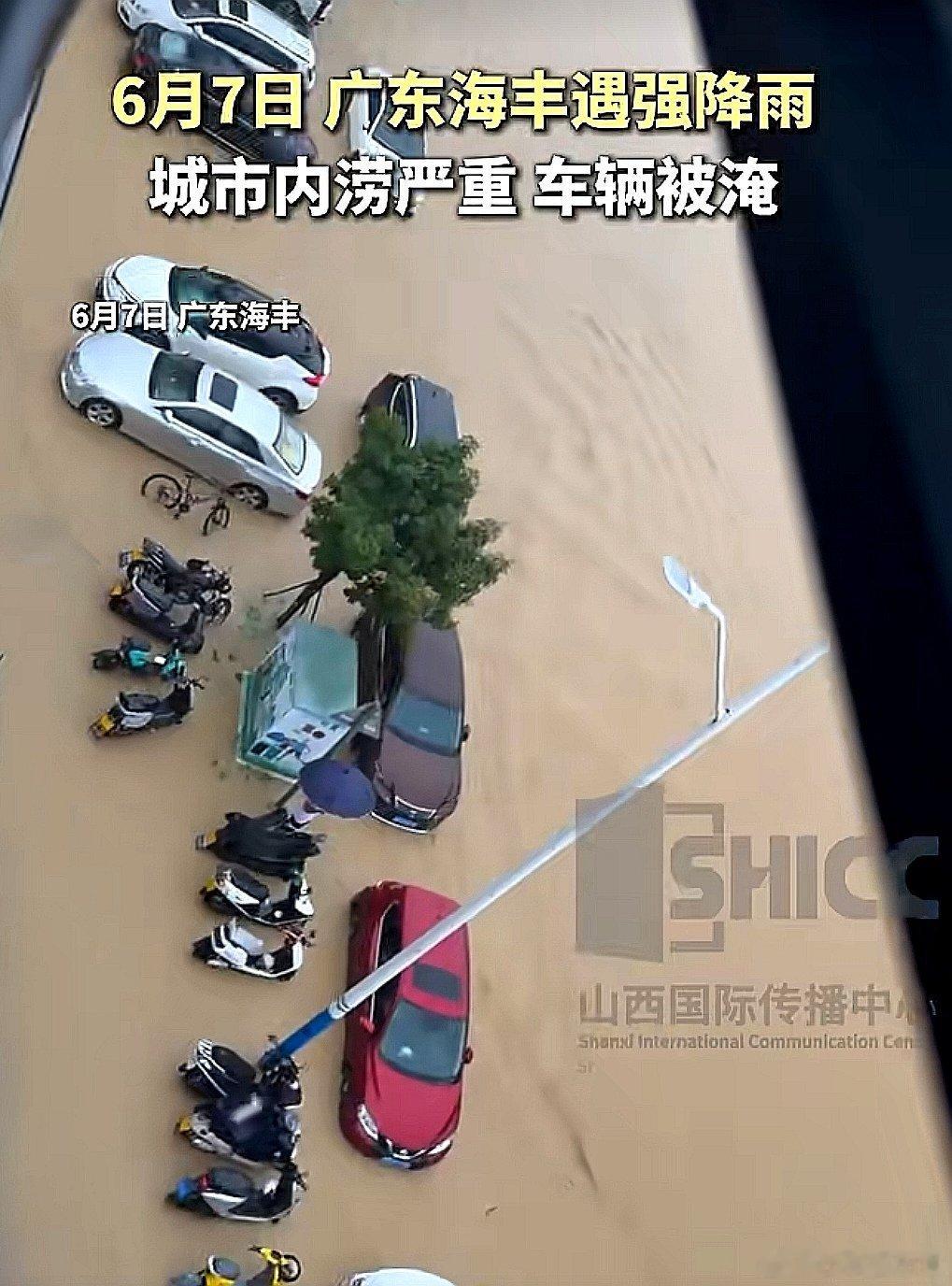 6月7日，中国大陆广东省海丰遇强降雨，城市内涝严重，车辆被淹 