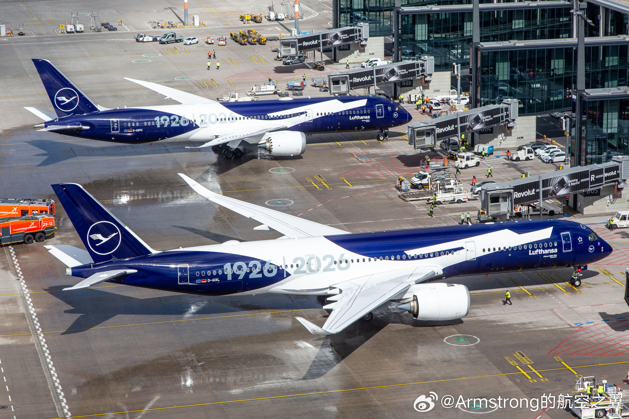 汉莎航空百年庆典涂装的波音787和空客A350并排停放。 