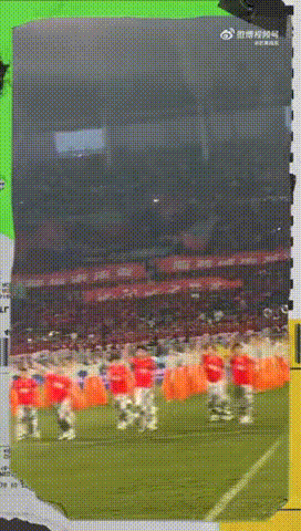 金润吉大雨开唱东北超突如其来的大雨打乱了现场流程，金润吉没有选择退场躲避，稳稳站