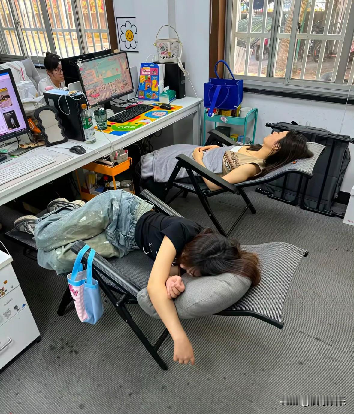 同样是中午休息，差别竟这么大！现在终于懂了，好好读书从来都不是一句空话。