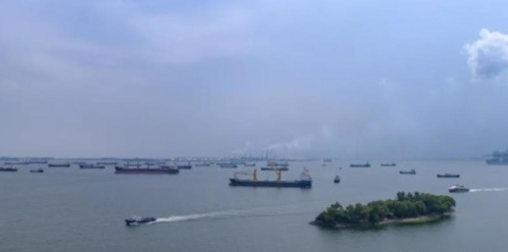 印尼财长透露，印尼正研究对途经马六甲海峡的船只收取通行费，认为海峡航运价值重要，