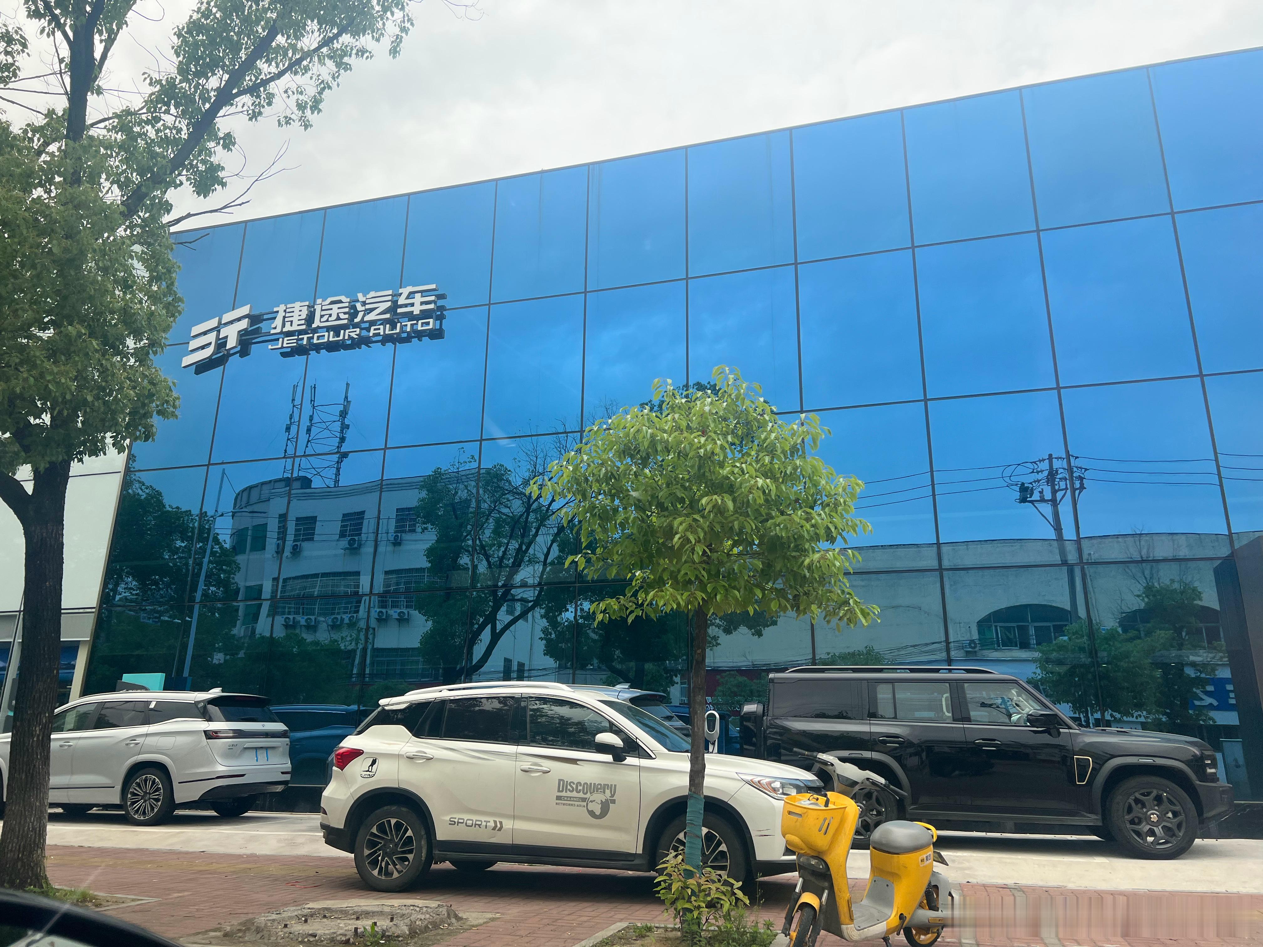 看下能不能和4S店再谈谈合作…… ​​​
