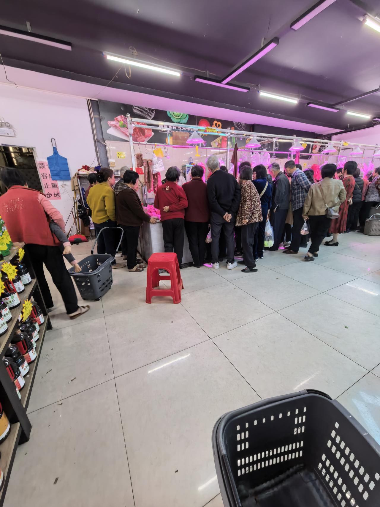 第一次碰见大抢购的，老爷爷老奶奶们都站着不走，抢不过啊！
这张图片还是我跟我婆婆