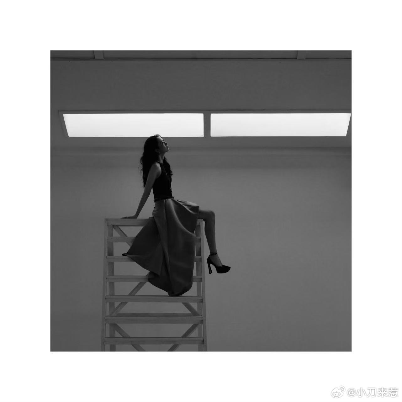 童瑶用拍电影的质感拍出发图 童瑶低头浅笑的瞬间太杀了，暖调光影慢慢铺陈，情绪一点