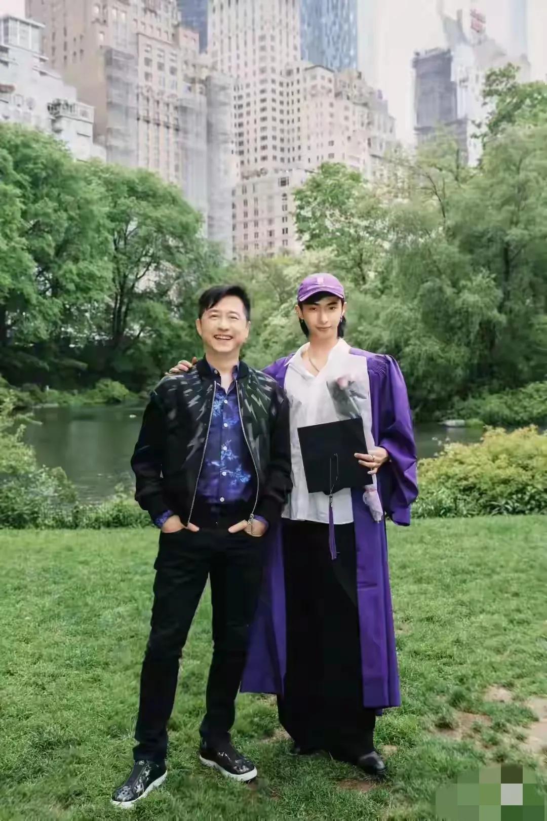 感觉哈利长相不像他爹庾澄庆，像不像他妈伊能静？
#明星那点儿事儿# 
#明星前夫