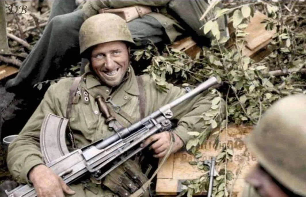 1943年11月，第4伞兵师的一名德国伞兵在意大利安齐奥展示了缴获来的...
