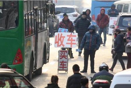《焦点访谈》这下算是捅到马蜂窝了，把北京二手车市场的遮羞布，全掀下来了。这帮车贩
