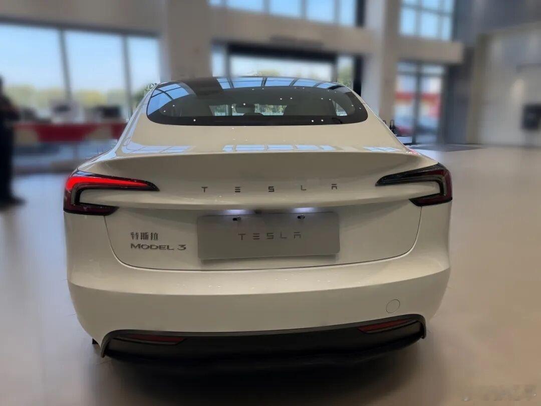 Model 3销售反馈：1，到店看Model 3的客户比Model Y略低一些，
