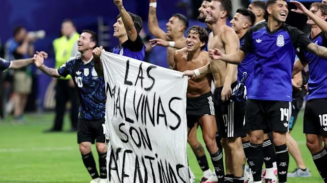 阿根廷赢了英格兰，球员举起横幅："Las Malvinas son Argent