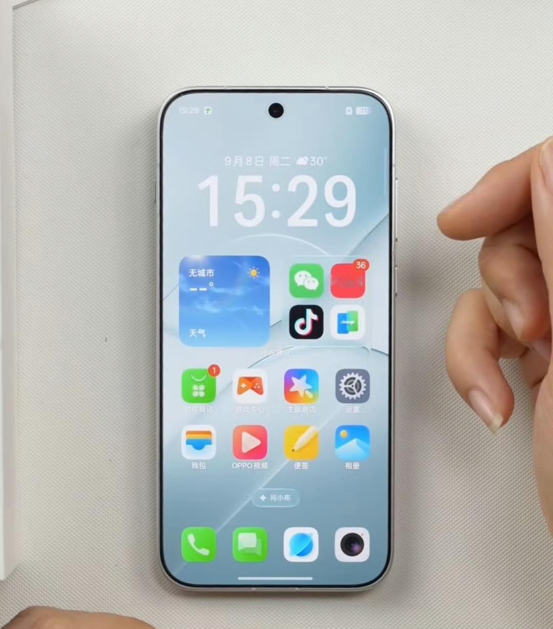 OPPO Find X10Pro Max这设计属于是越看越好看，大方简约有质感，