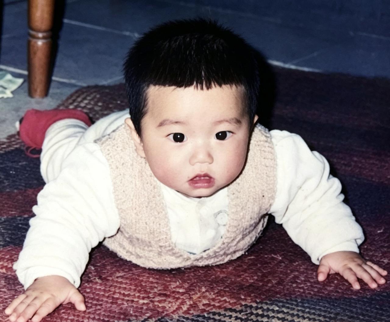 1994年8月9日叶达飞的母亲要去舅舅小商店帮忙，就把叶达飞放在外婆家（广州市白