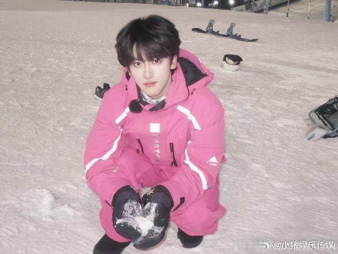 邓佳鑫第一次挑战单板 谁懂啊，粉色雪服和邓佳鑫适配度拉满，第一次滑单板虽然还有点
