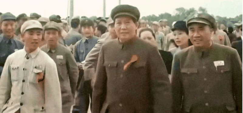 “与美国人打交道，可让步的或不能让步的，看准时机让。美国蛮横无理时不能让步，虚张