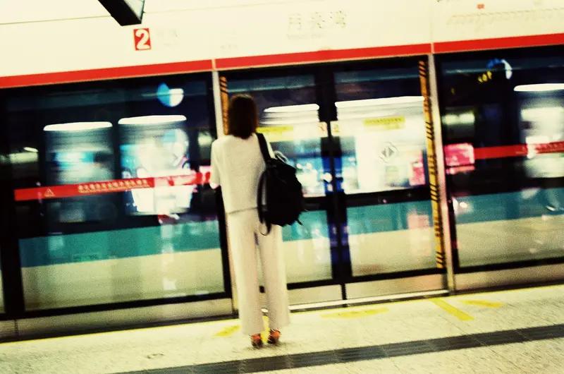 现在的年轻人频繁换工作，原因还挺多。当下就业市场竞争激烈，发展快的行业里，不少公