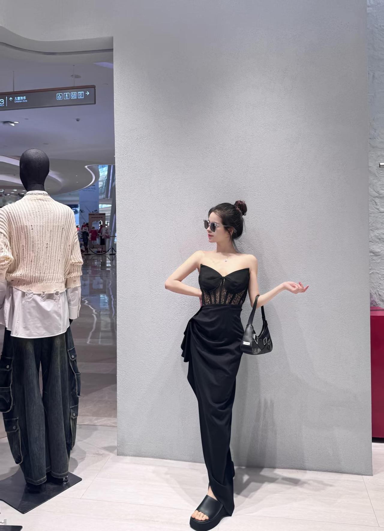 斩女穿搭 黑色系的性感小心机
谁能拒绝又辣又飒的黑色抹胸裙啊！腰侧的蕾丝镂空设计