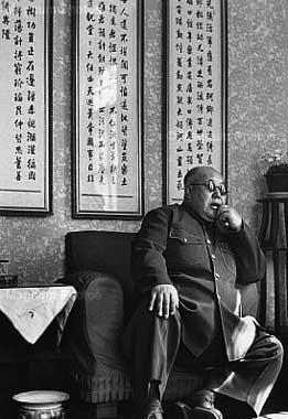 1956年，逃到美国后的马鸿逵在私人公寓内，挺着腐败的大肚子，享受着小姨太给他做