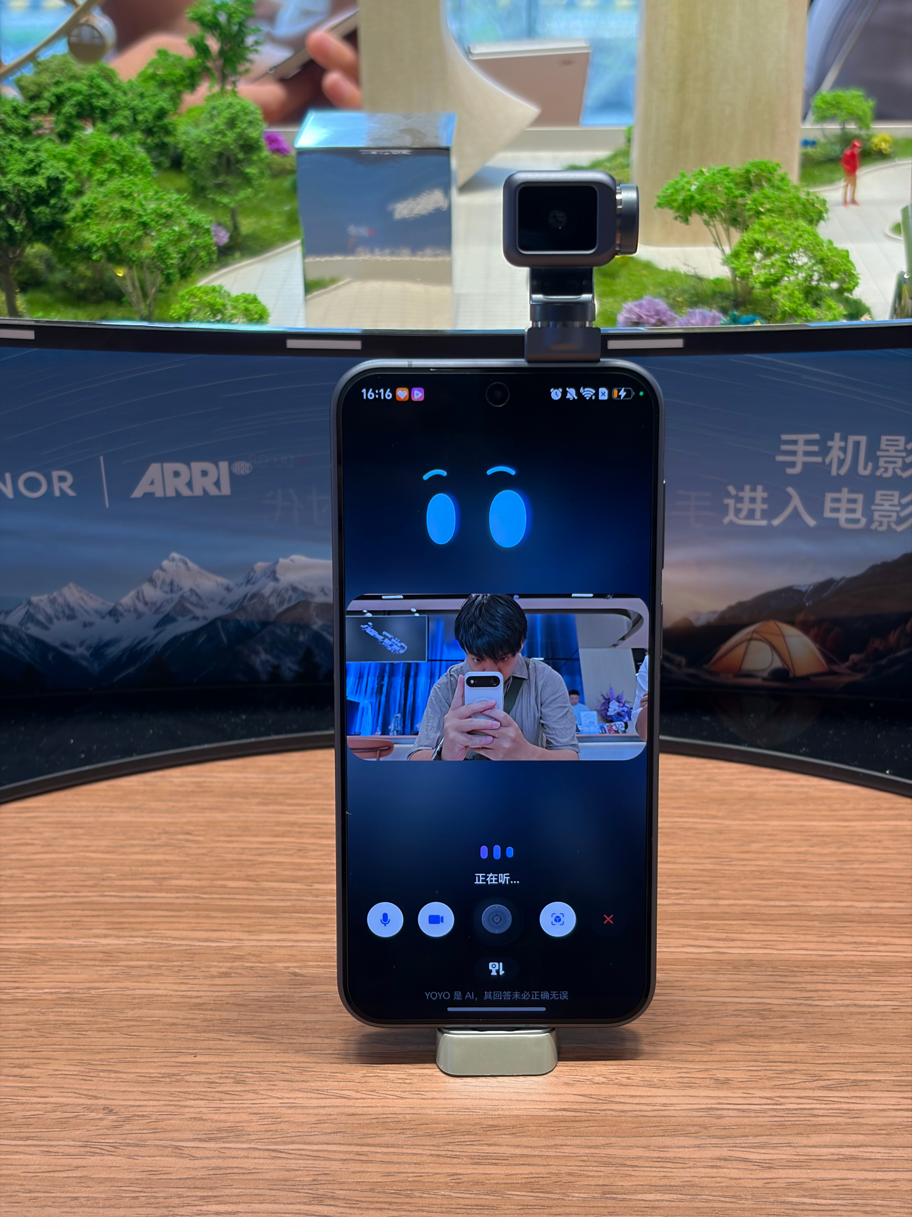 荣耀RobotPhone终于在线下门店看见实体的RobotPhone了确实有点牛