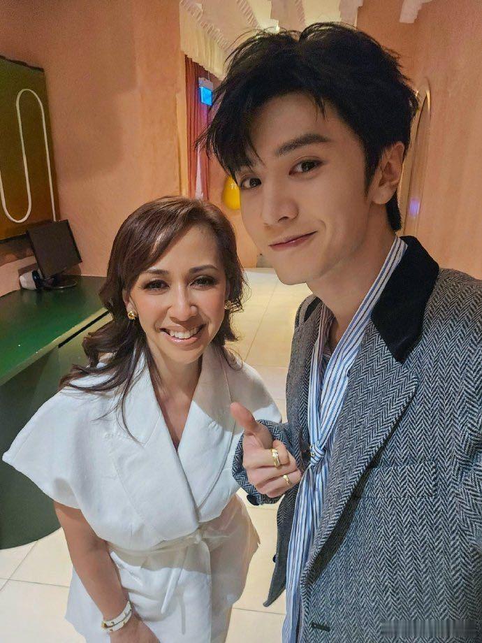 陈哲远马来西亚公主自拍陈哲远马来西亚公主同框合照 生图直出无滤镜！扎塔莎公主主动