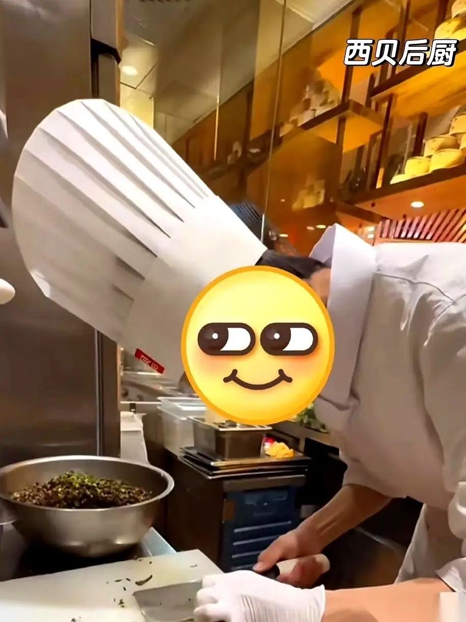 我那在西贝当厨子的表弟，昨天给我打电话，声音都快哭了。
“哥，我快疯了！外面一个