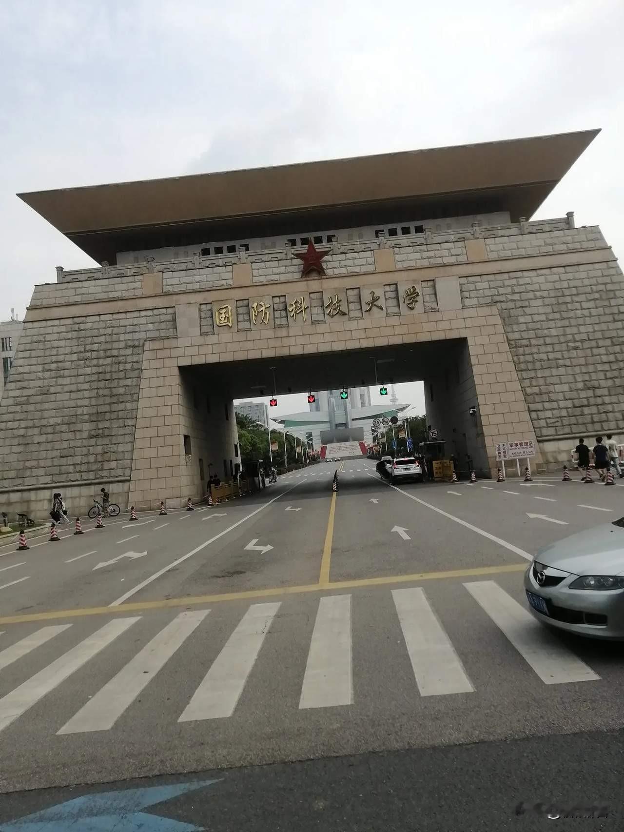 国防科技大学和国防大学区别：
历史背景：
国防科技大学创建于1953年，前身为哈