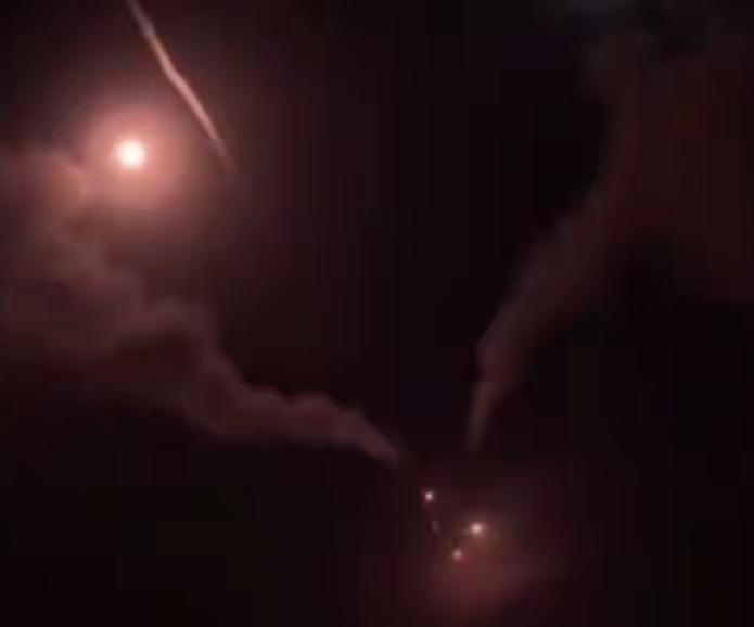 美军确认加油机坠毁4人死亡，以方：遭导弹袭击致58人受伤！