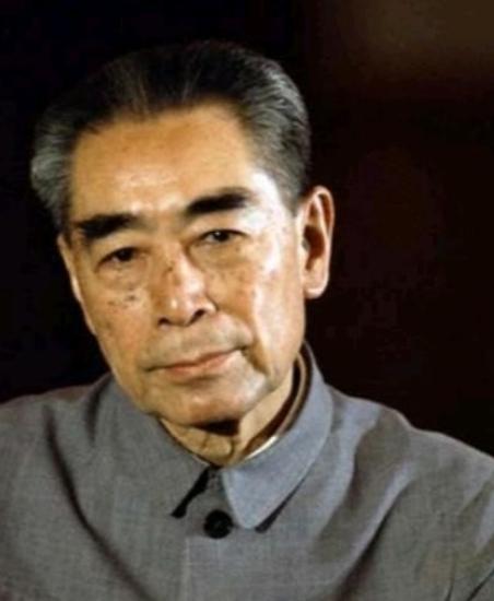 1976年，周总理去世后，韩宗琦为总理穿戴寿衣，可当他接过卫士递来的寿衣时，顿时