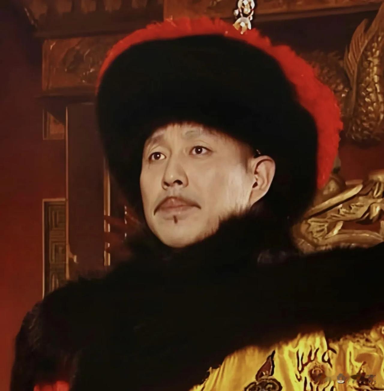 麻子是一个端水大师，宫里的常在甚至答应喜欢什么他都知道，而他前期和发妻恩爱，中期