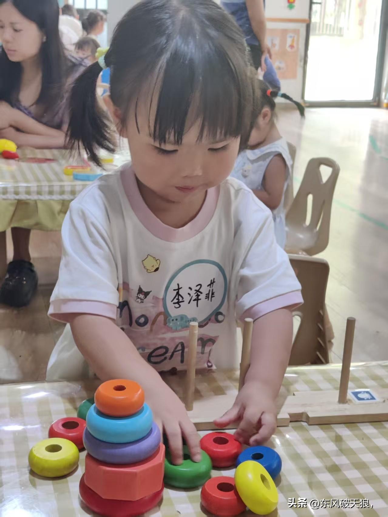幼儿园体检日，我家孙女李泽菲在妈妈的带领下玩的很是开心，她和小朋友们玩的特别的融