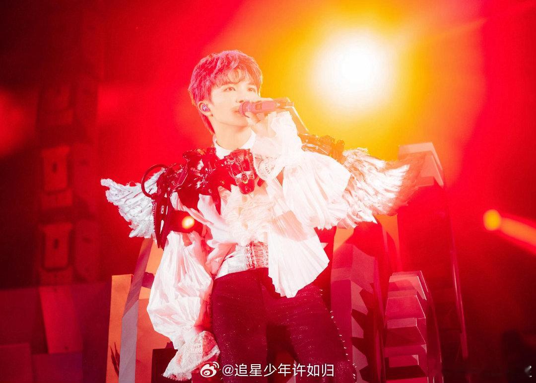 周深你绝对是天使他要一辈子喜欢周深了《国乐无双》暖心名场面诞生，周深细心捕捉到观