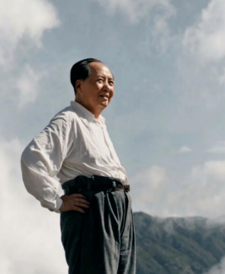毛主席睡眠不好，偏爱新鲜空气，睡觉时不喜欢门窗全部关死，房间密闭会让他觉得憋闷。