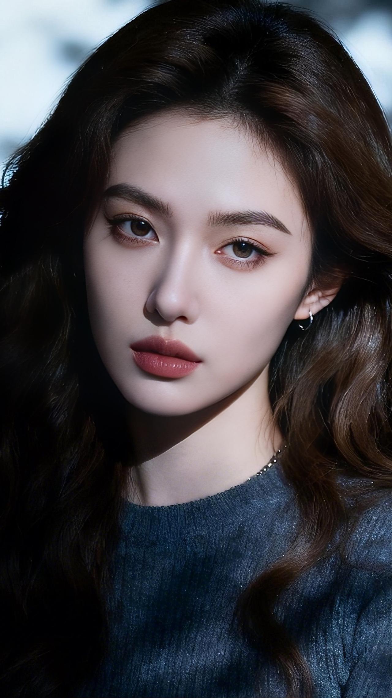 乌发卷曲垂落，深灰毛衣衬雪肌。银环耳钉添雅，侧颜如画：眉含情，眼波静，粉唇微抿。