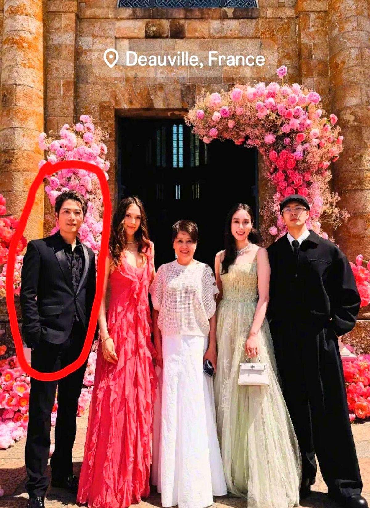 何猷君的婚礼上，王嘉尔晒出一张合照。
后来才知道他出了场车祸，只能躺着养伤，吃进