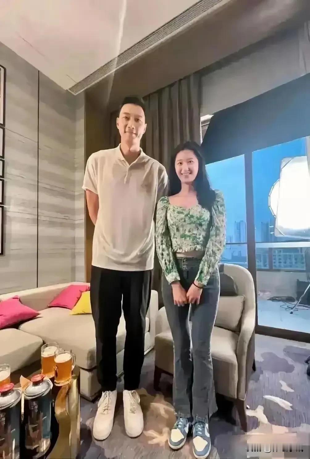我一直好奇，易建联旁边这个女孩是谁？看起来好漂亮，特别清纯，身高估计也有一米九几