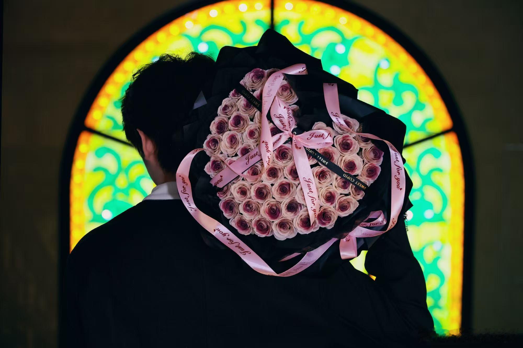 小孩才做选择花和伞兵我都要问花还是我？当然两者通吃，颜值与氛围感直接拉满。 