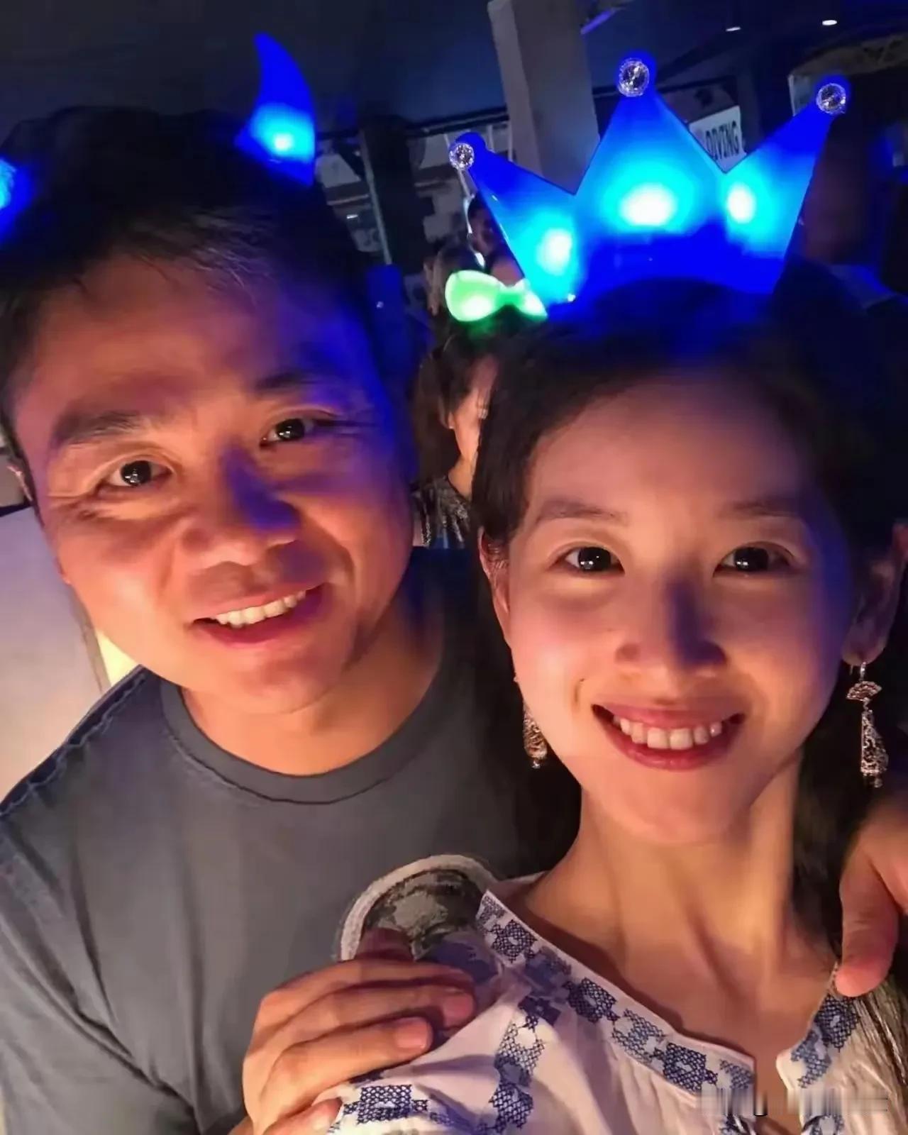 从这张照片上看，老刘和奶茶妹妹年龄差的弊端越来越明显了。
以前刘强东看起来意气风
