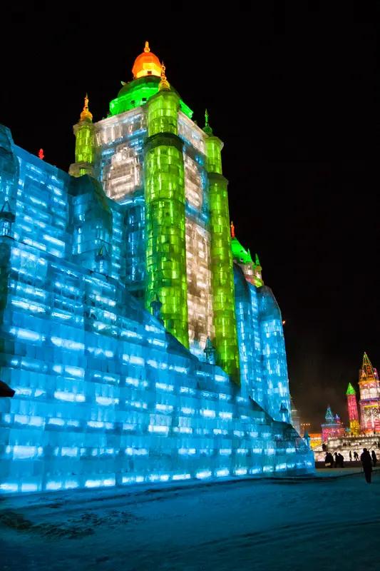 哈尔滨旅游火爆不是没道理。这个冰雪季它接待游客超9000万人次，旅游收入破千亿，