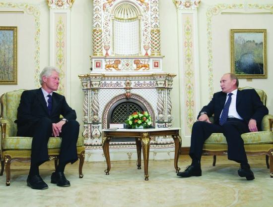 克林顿和普金，他们坐着交谈看不出身高差，站着握手就看出身高差了。克林顿是真高，普