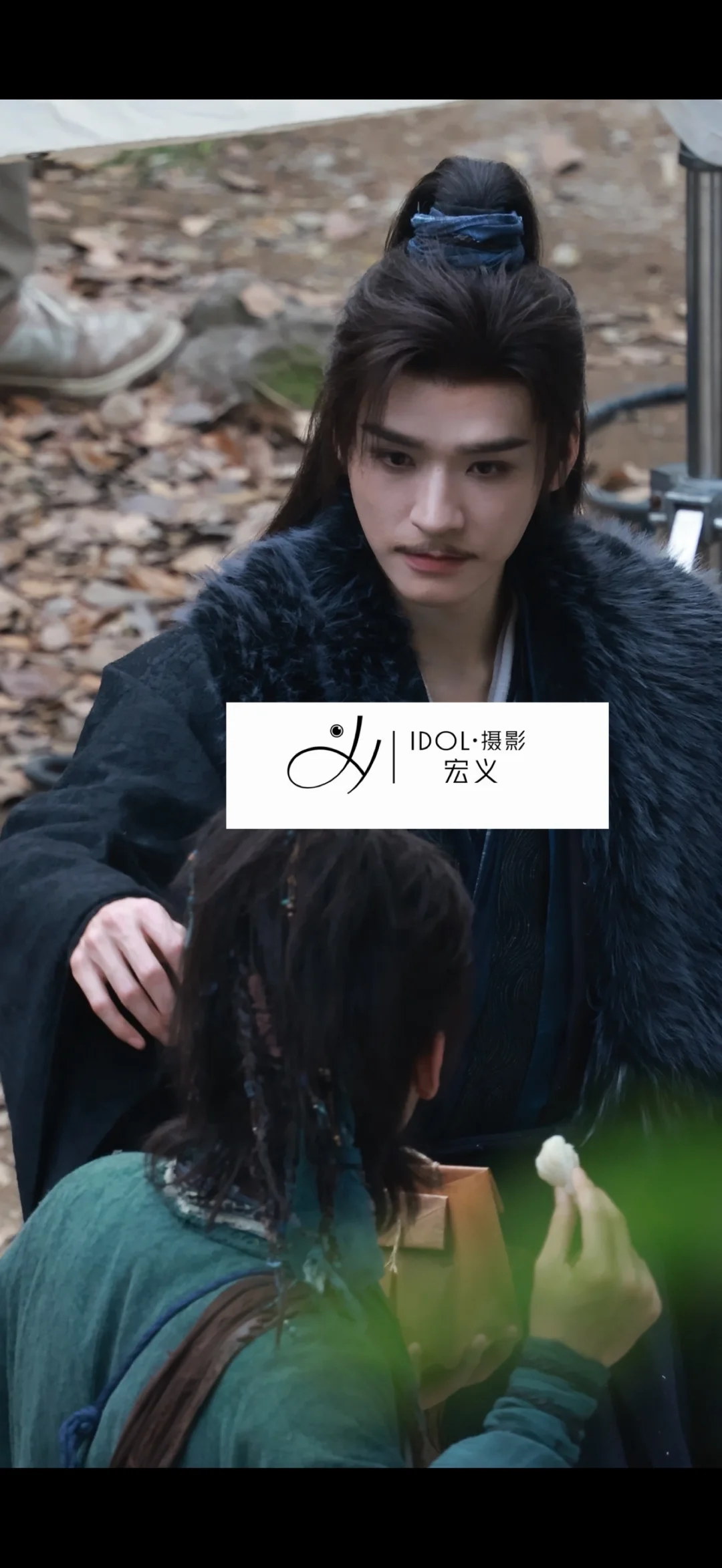 龚俊摸对方的头
