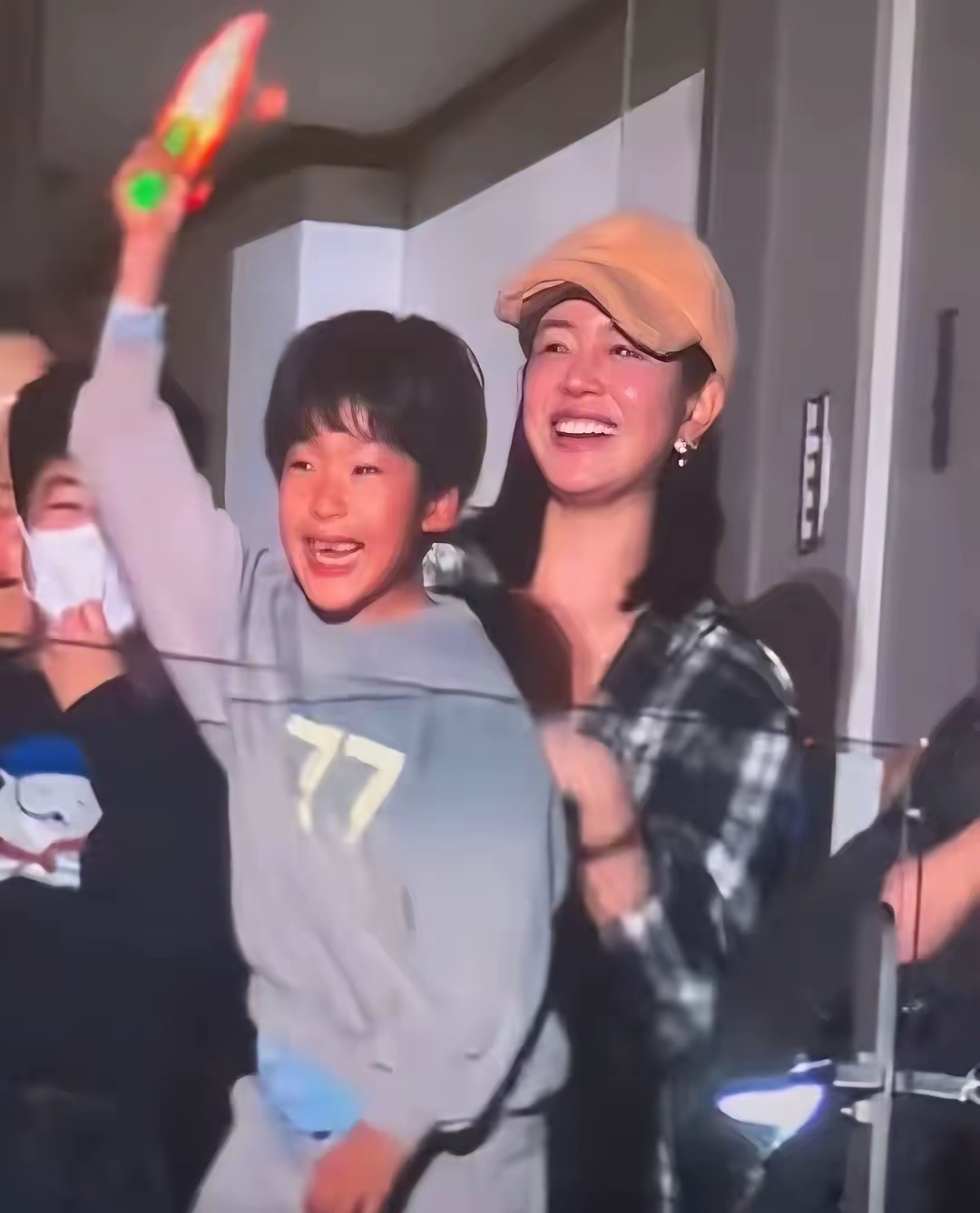 陈妍希带儿子和谢楠一起去看陆虎演唱会，星星浓眉大眼颜值超高。 