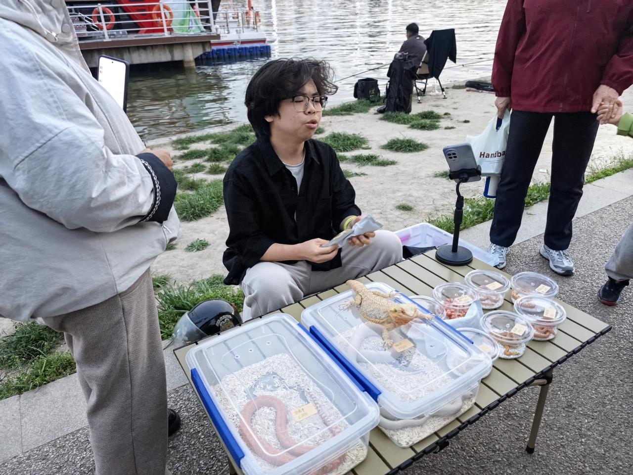 在灞河河边，偶遇硬核摊主，把爬宠搬上直播摊，我内心有种说不出的惊讶！有没有养爬宠