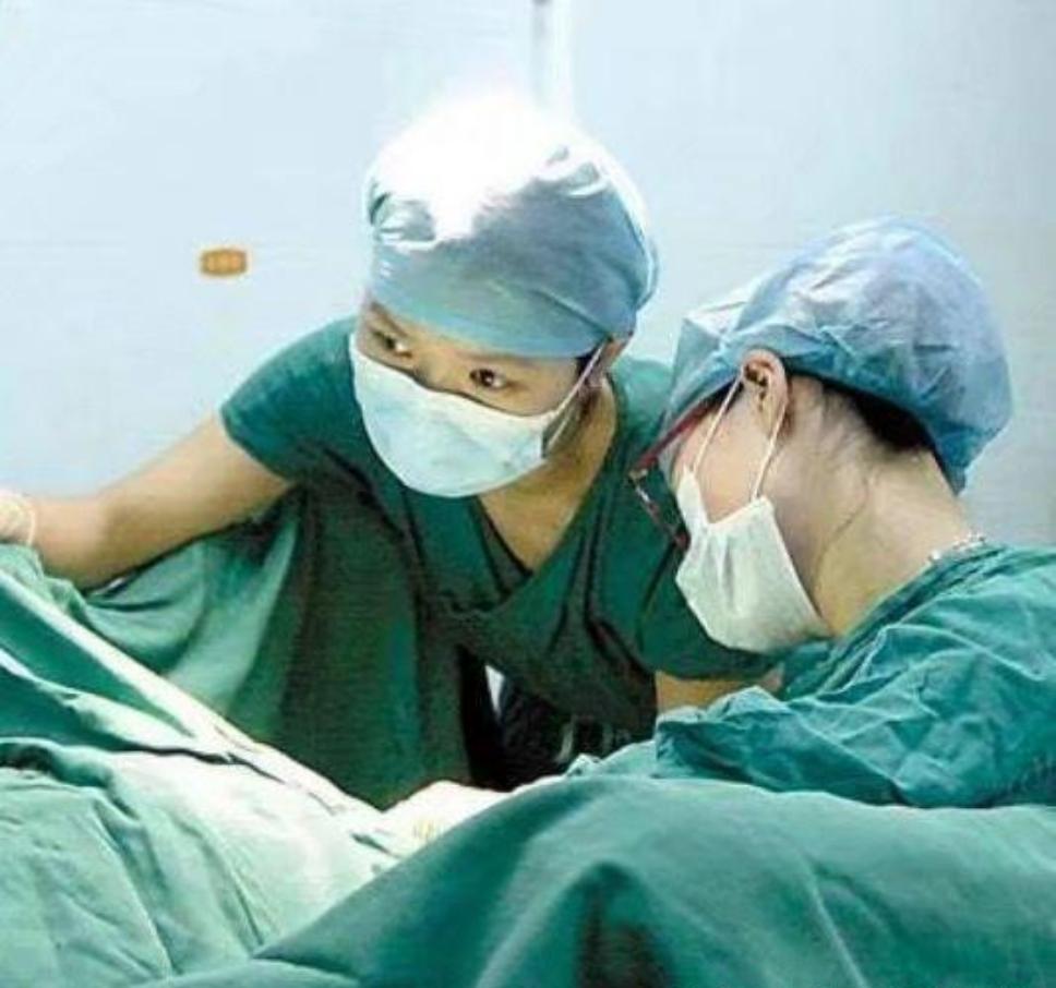 上海，一19岁年轻妈妈顺产生下男宝，以为可以顺利出产房了，不料一位男医生突然把手