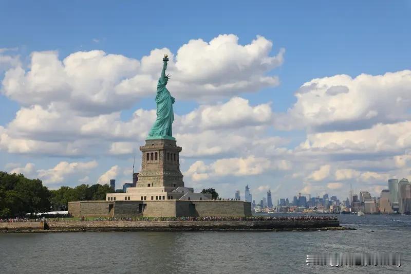 每月拿着3000块工资天天上班，又时刻关心政治的你，不妨从三个方面找准自身定位：