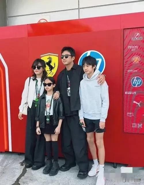 孙俪和邓超应该是娱乐圈少有的让人羡慕的明星家庭了，儿女双全，事业顺风顺水，二人感